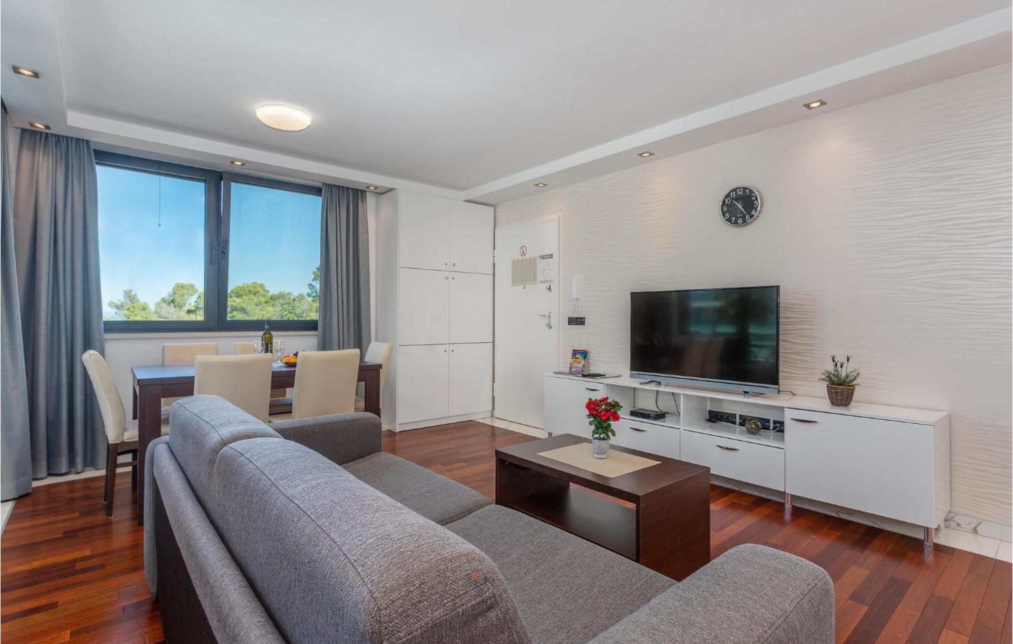 Stunning Apartment In Malinska With Kitchen Екстер'єр фото