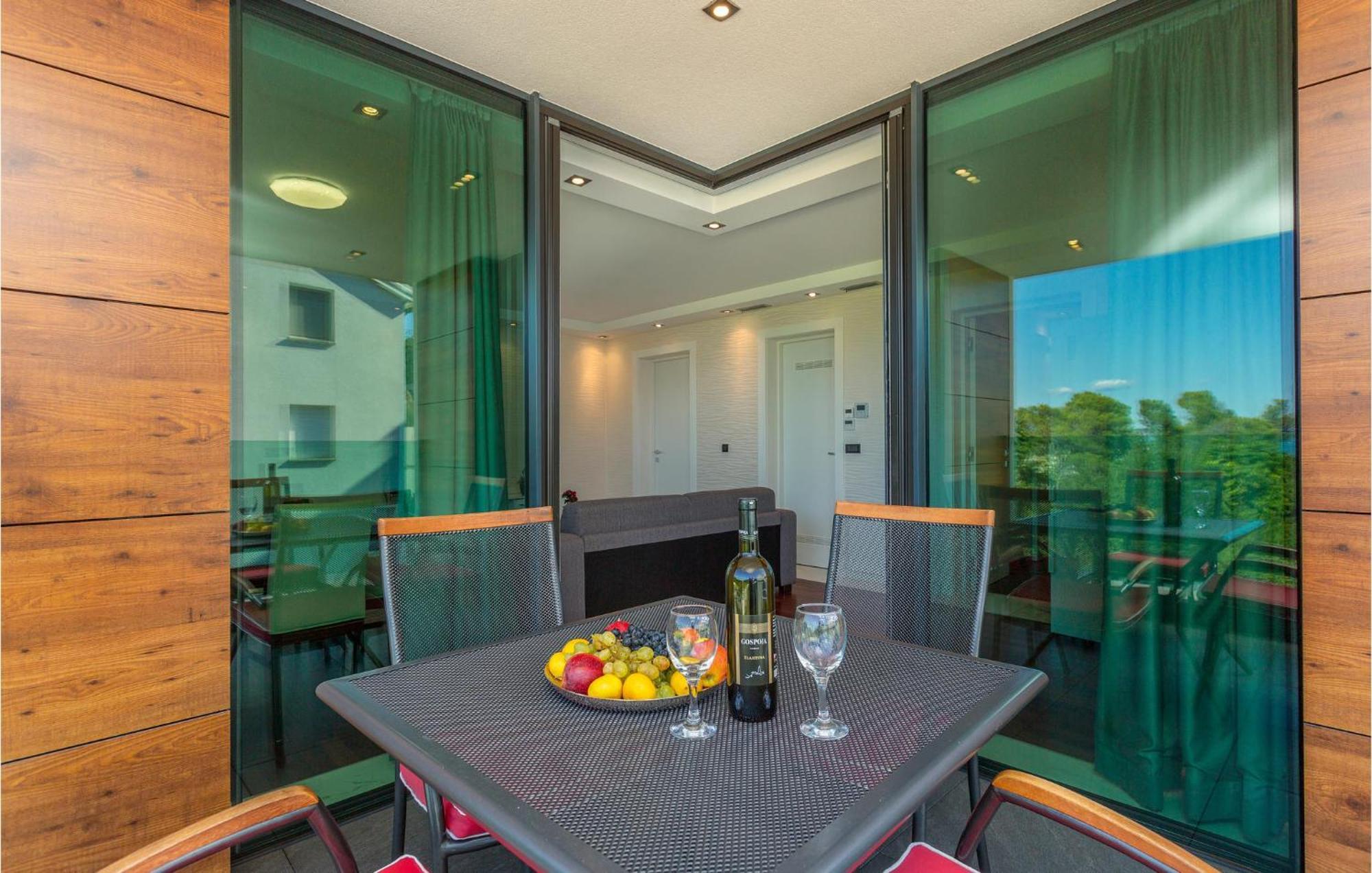 Stunning Apartment In Malinska With Kitchen Екстер'єр фото
